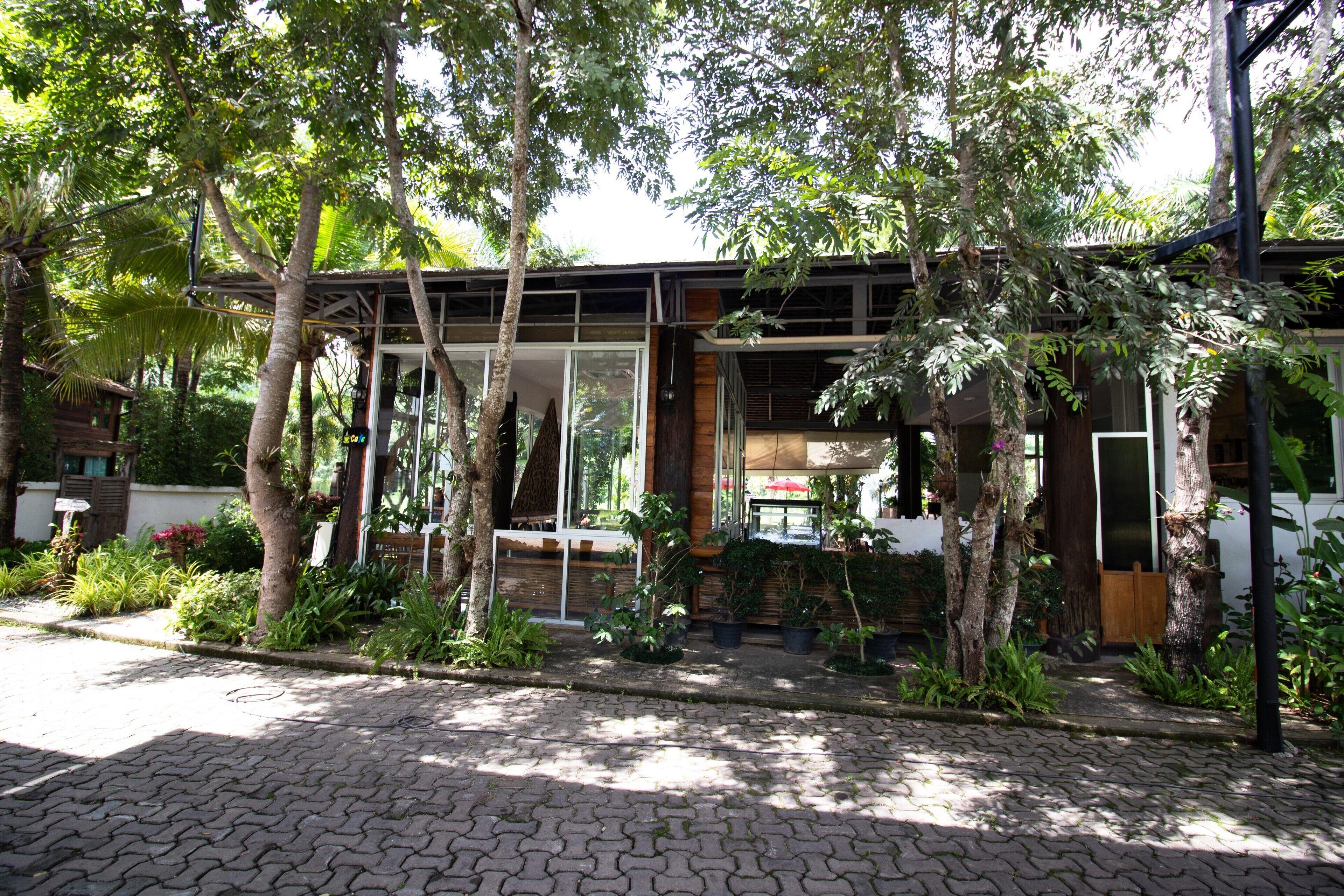 Royal Train Garden Resort — Photos 3